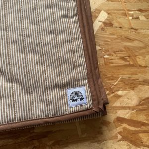 Couverture rayée ocre et beige – Moomie
